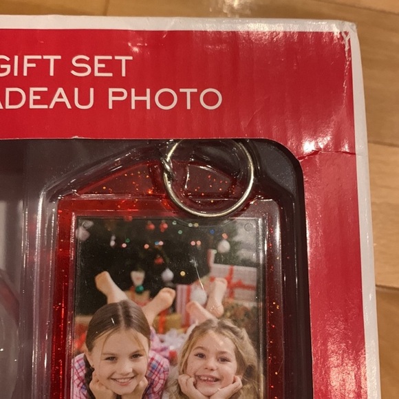 NIB/NWT Christmas Photo Gift Set -Key Chain, Snow Globe, Ornament, Fridge Magnet - Picture 2 of 14